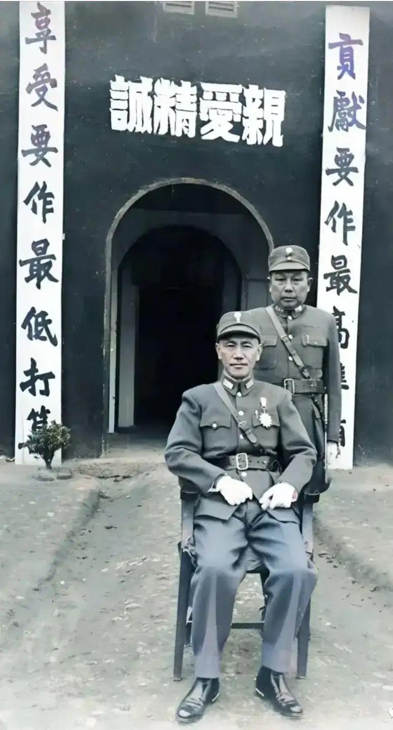1946年，59岁的蒋介石和62岁的杨森的一张合影，两人臭味相投。