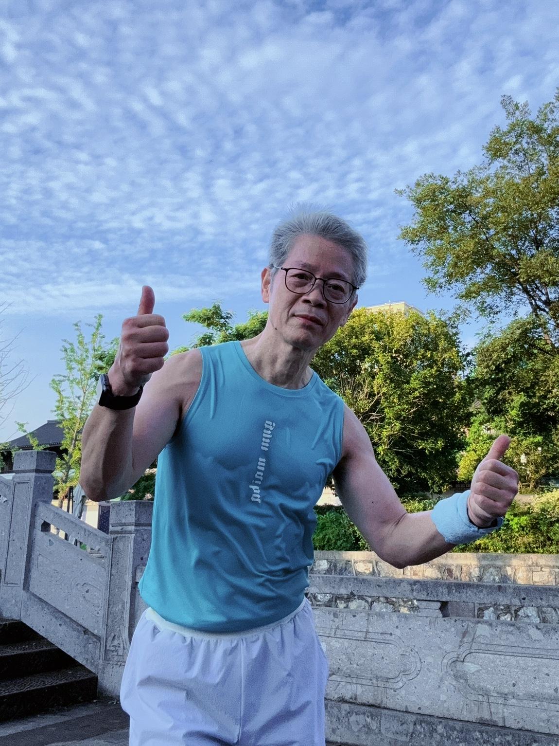难得遇见志同道合的同龄人！同样坚持跑步三十年，今年新增力量训练，咱们走过一模一样