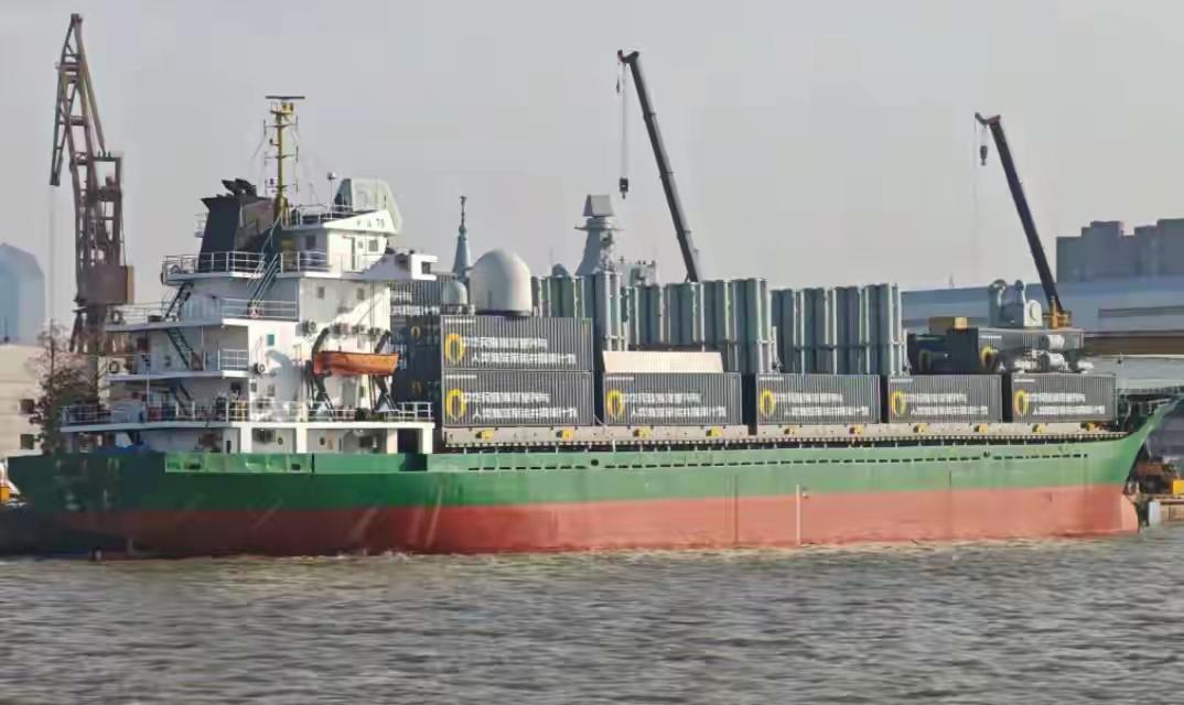 圣诞惊雷！中国货船带60个导弹坑出海，对手彻夜难眠，这才是真正的大国底气西