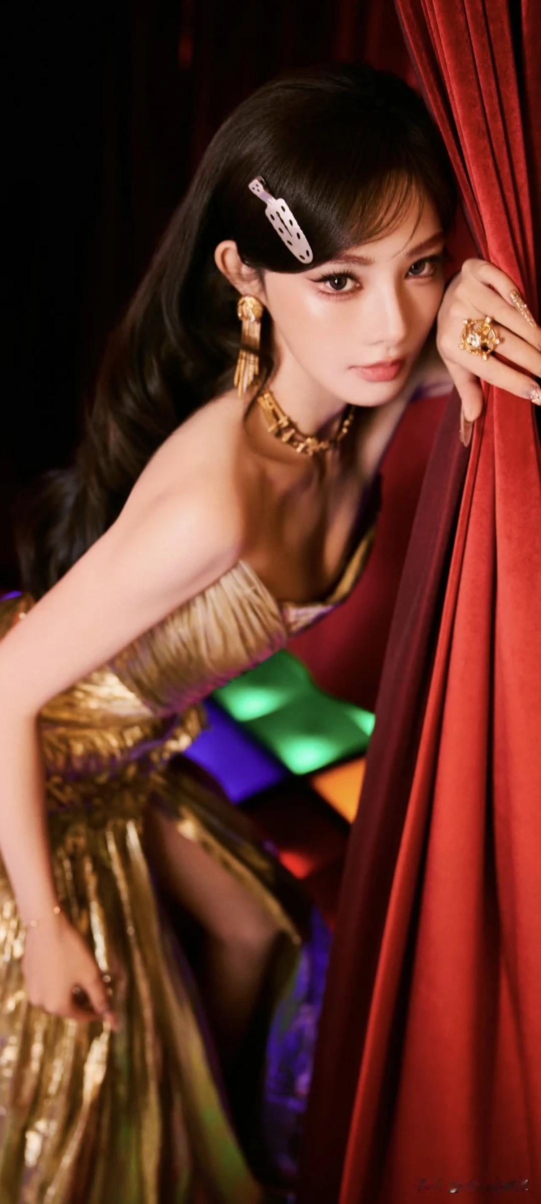 彭小冉写真壁纸～抹胸流光裙+冷艳气场，性感又高级！