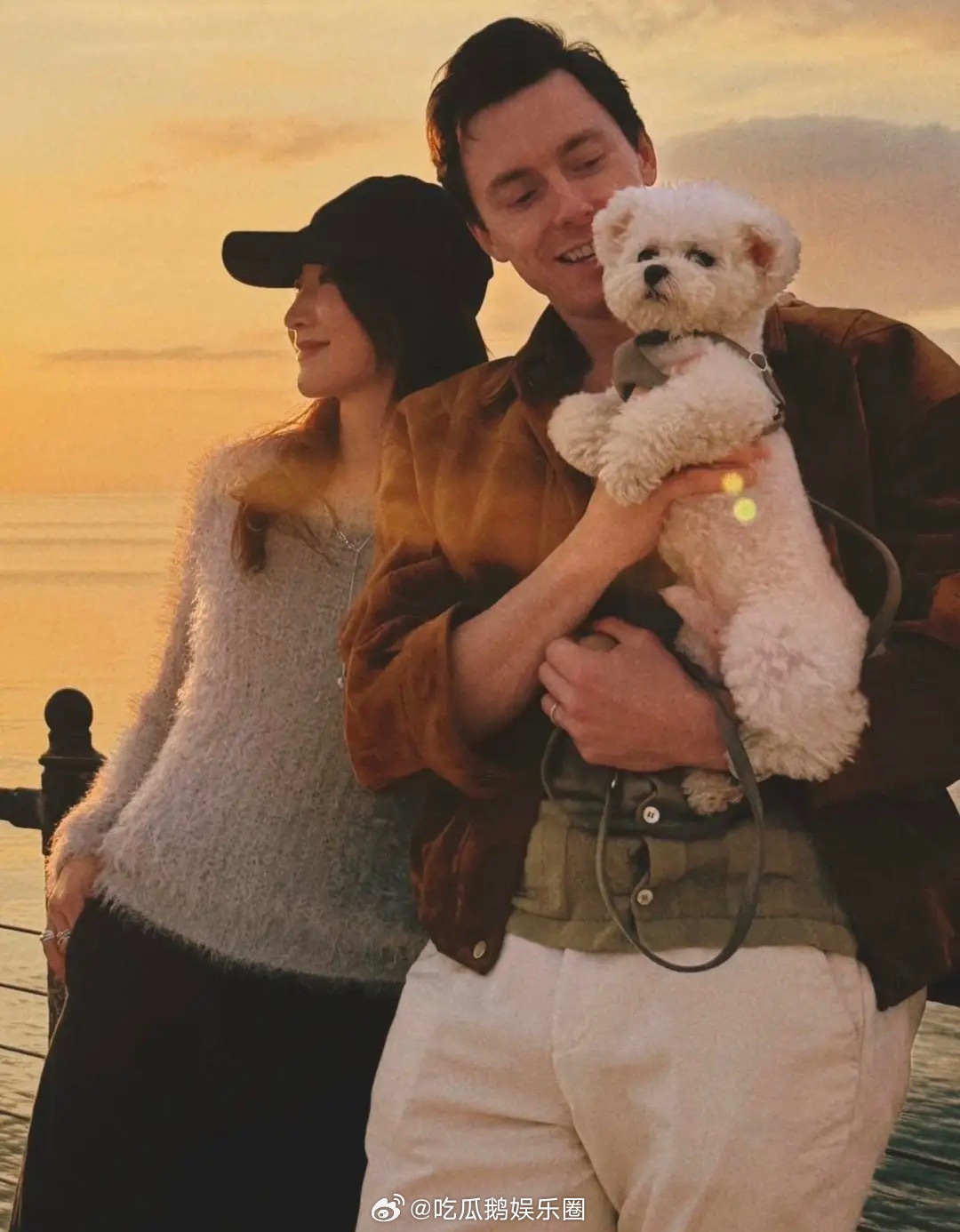 陈赫前妻回意大利了，许婧晒幸福“一家三口”，她和外国老公还有一只小比熊同框，海边