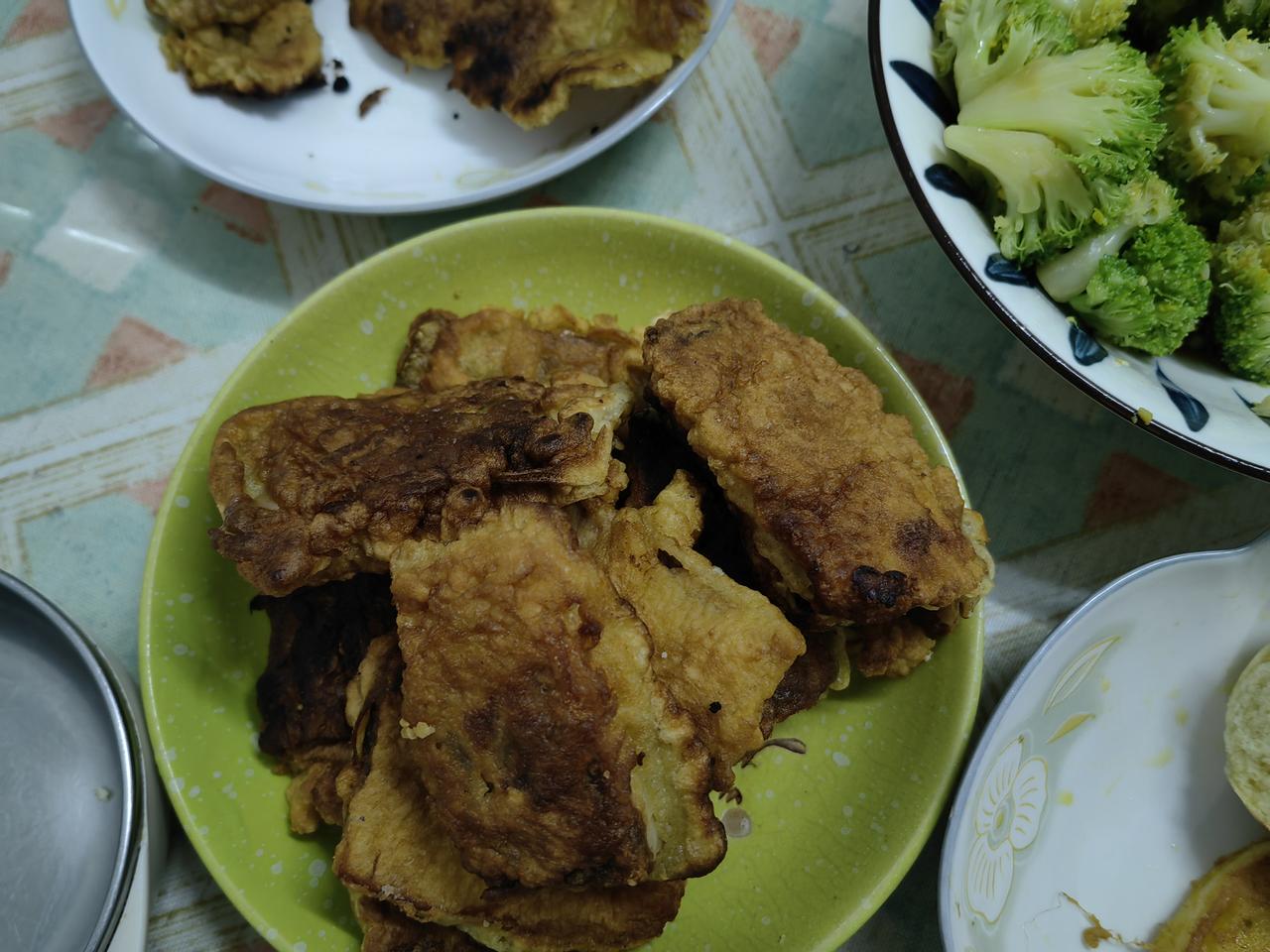 今天晚上蒸的包子，煎的咸鱼。我早就想吃咸鱼了，前几天就买了一条咸鲅鱼。我怕鱼