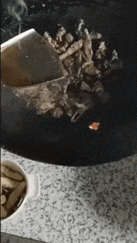 漏锅炒菜可以赋予菜品独特的烟火气是一种非常高级的烹饪方法