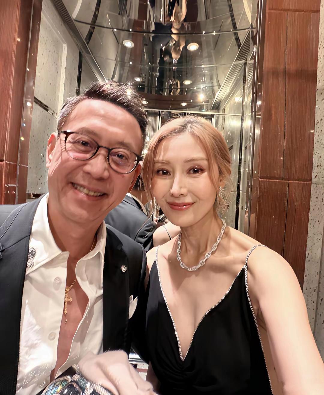 许晋亨、李嘉欣夫妇参加朋友婚礼时的合照：镜头中55岁的李嘉欣身着一条价格不菲