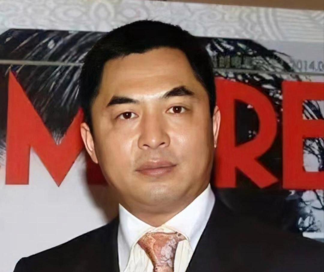 2004年，“天上人间”的当家人覃辉开车时，跟一辆载着大人物的旧轿车撞上了。他下