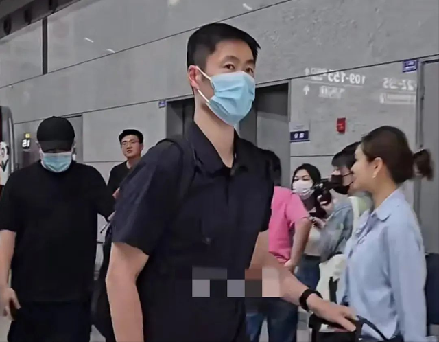 王励勤树新风!国乒返京乘坐经济舱!奥运冠军孙颖莎王楚钦无例外