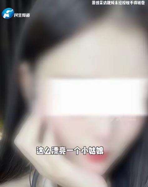 他跑长途跑了好些年，白天攥着方向盘赶路程，晚上就蜷在驾驶室里凑合一宿，吃喝睡全在