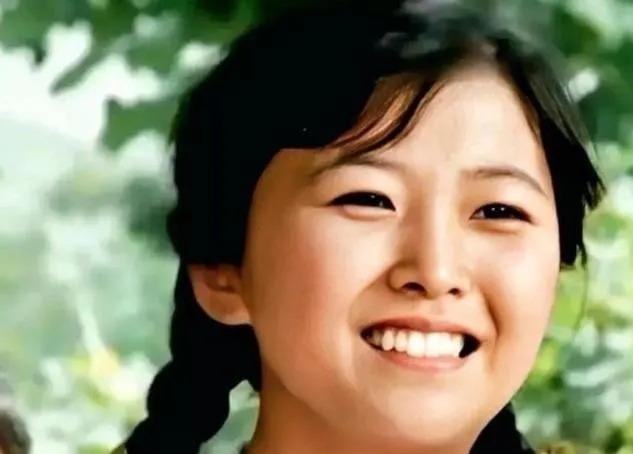 1979年，上海知青戴建国娶了当地精神失常的姑娘程玉凤。新婚夜，妻子突然一拳砸
