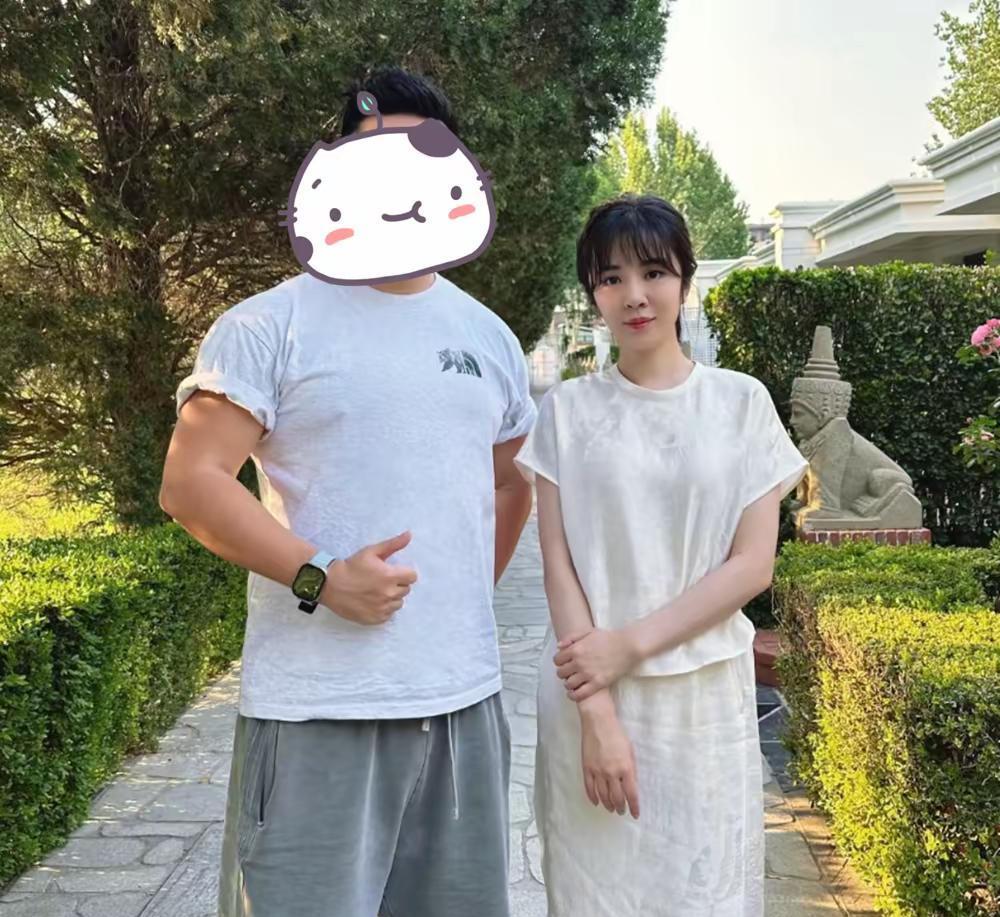王晓晨是在拒绝俞灏明的“告白”吧，她的无名指没戴戒指，看着脸肿了好多……路人偶