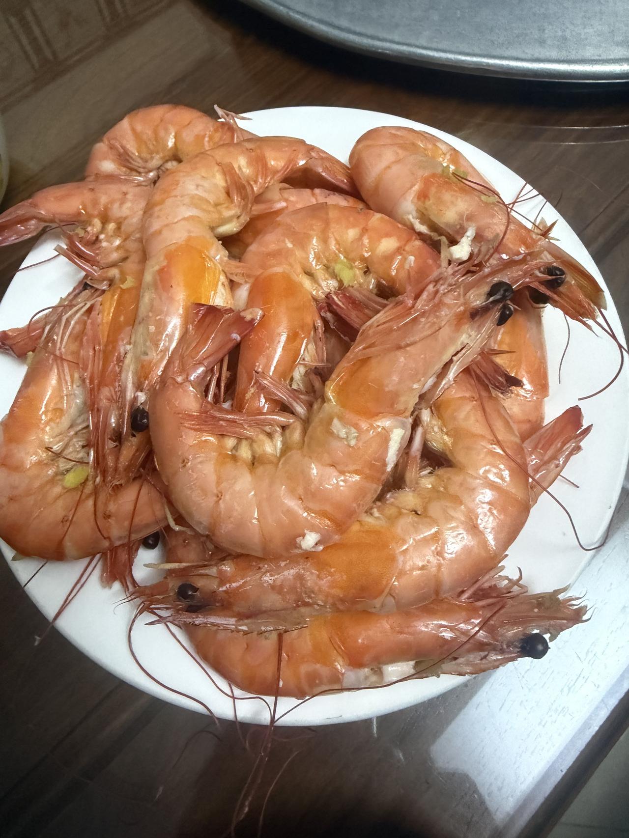 去越南普通人家吃饭，越南人家庭境况实录昨天去一个越南人家里吃饭，有鲜活大海虾