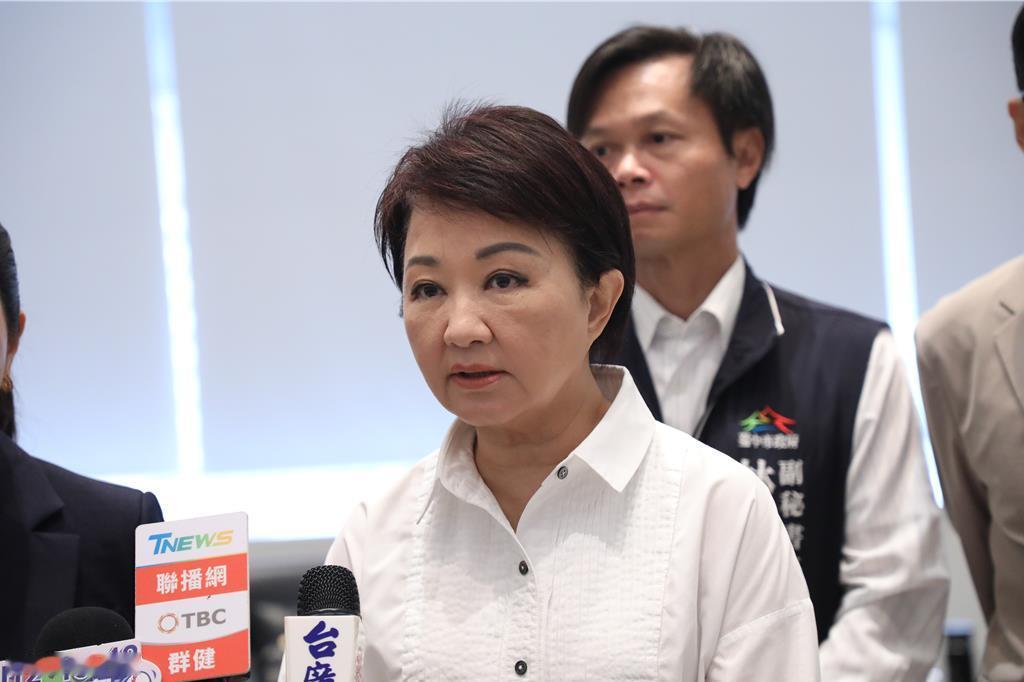 台中市长卢秀燕19日赴桃园力挺蓝委牛煦庭时，秒回应「去救灾啦！」民进党秘书长林右