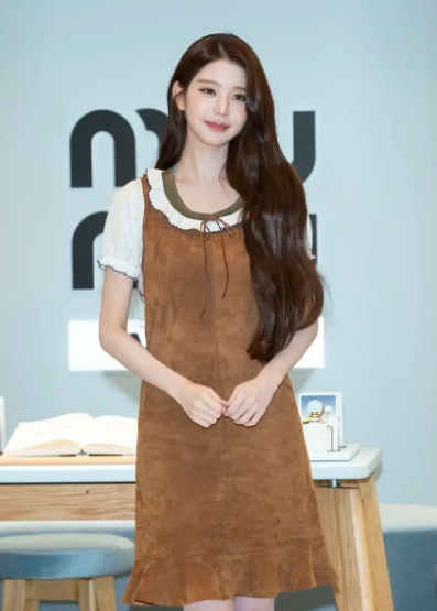 张元英波浪长卷发配清透妆容，灵动贵气