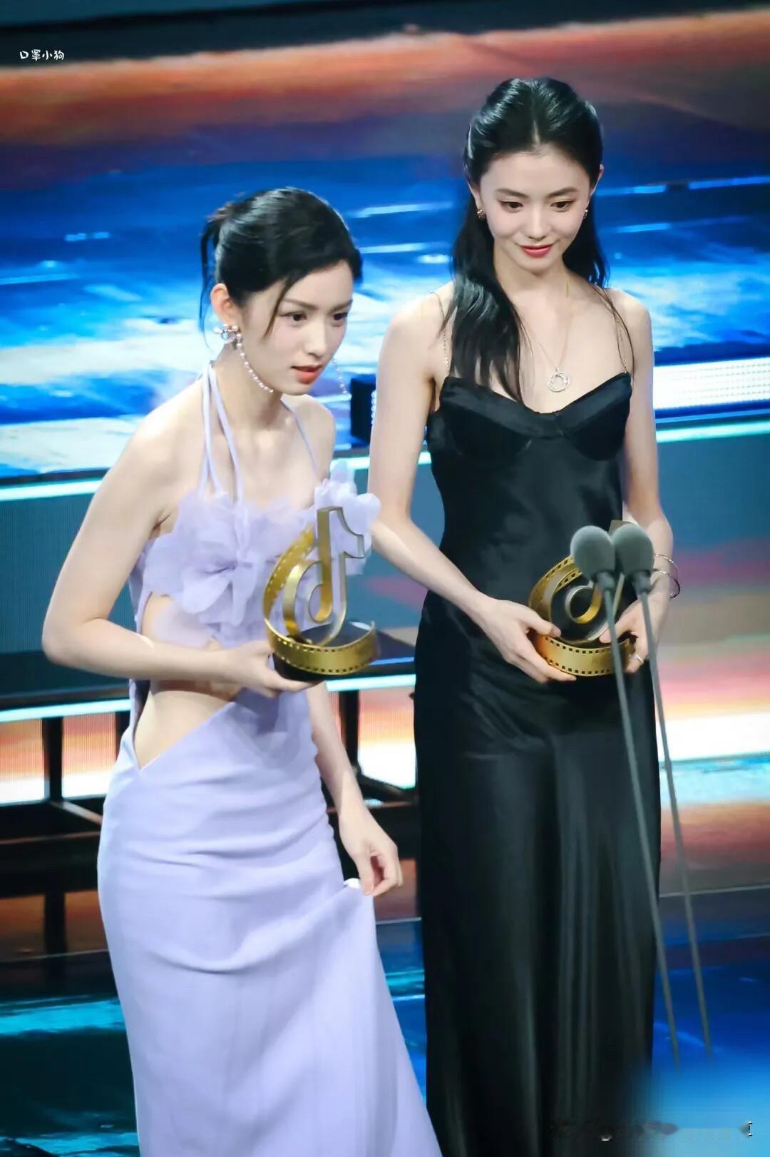 周也和刘浩存的同台比美，你觉得谁更加好看呢？但凡有点欣赏力的人，都会觉得刘浩存比