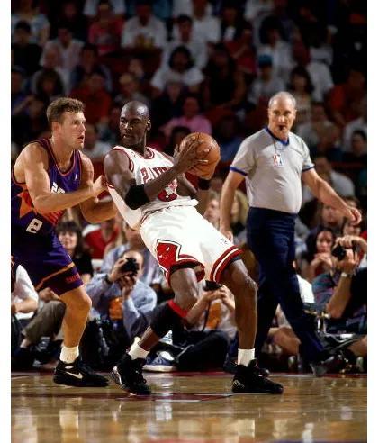 NBA几乎失传的绝技，是篮球在进步还是时代在变迁？1，“老流氓”乔帮主的背身单打