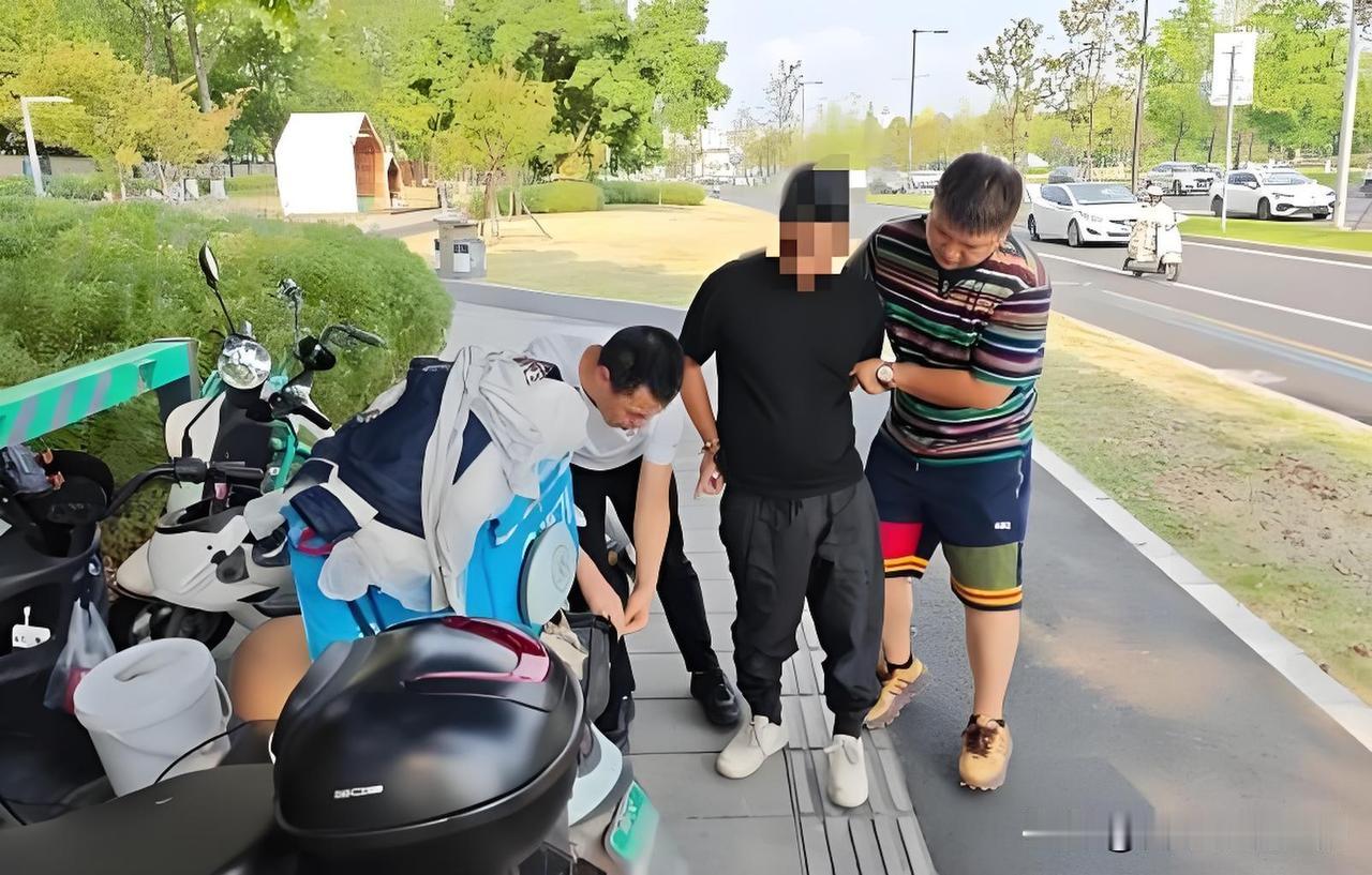 这贼的逃跑路线，看得民警都愣了。广安前锋一名男子先偷了辆电瓶车，打算一路骑去成