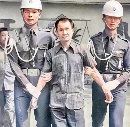 1982年，被判死刑的抗战老兵李师科，即将被押赴刑场，他换上了崭新的短袖衬衣，理