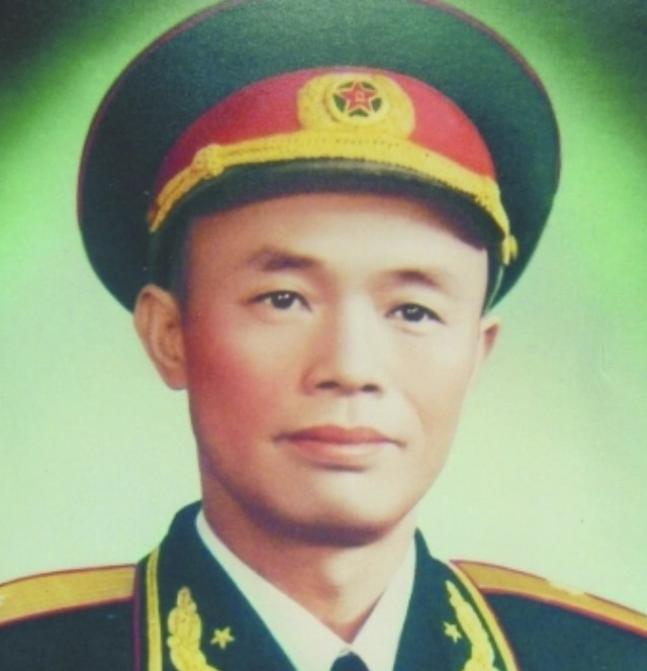 1979年，钟伟将军的弟弟偷牛被抓住，县领导怕得罪钟伟将军，就寄去信：您的弟弟被