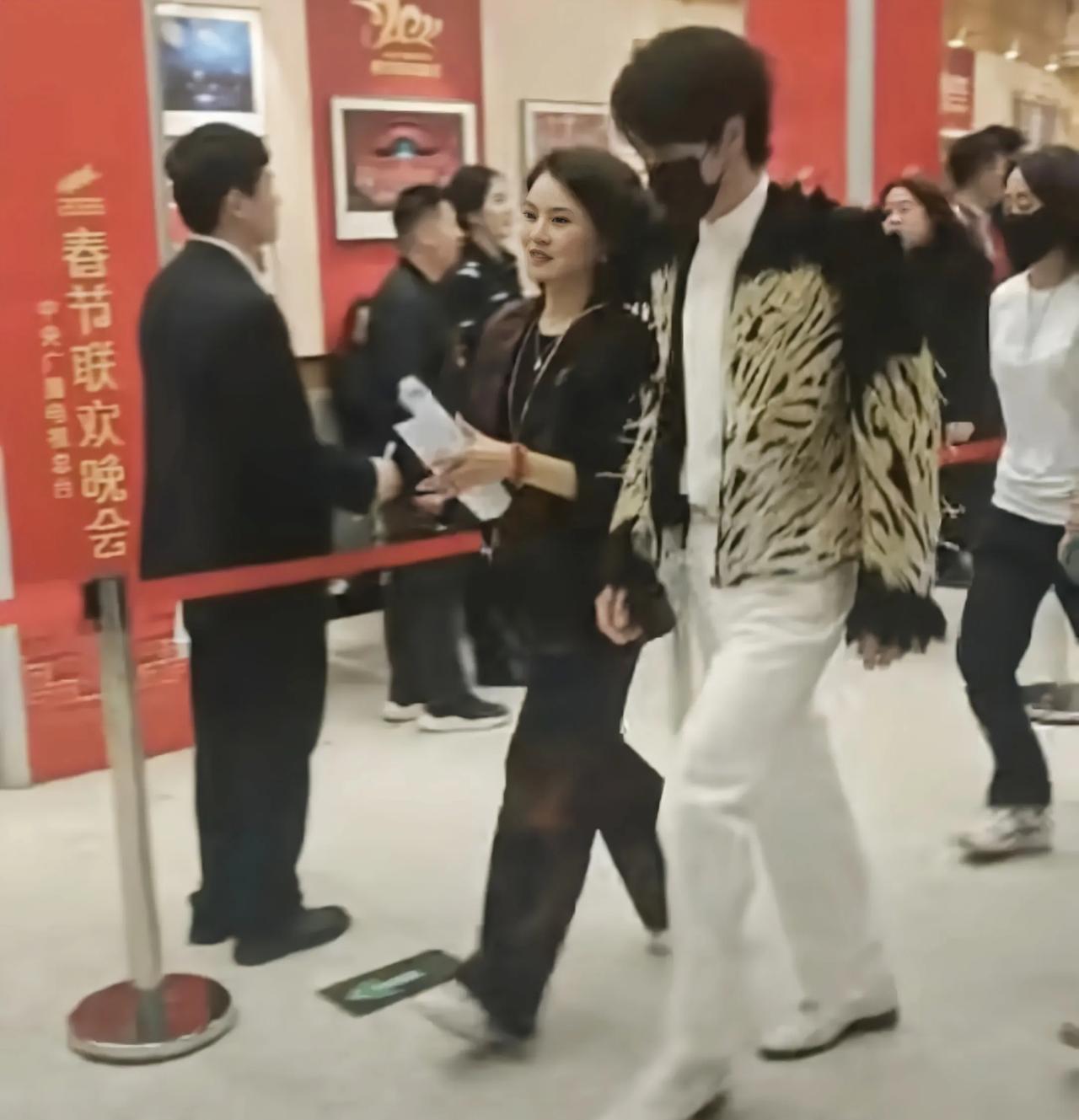 公众讨论的焦点，又跑偏到那条湿透的白色裤子上了。王一博侧身定格时，汗水已经把布