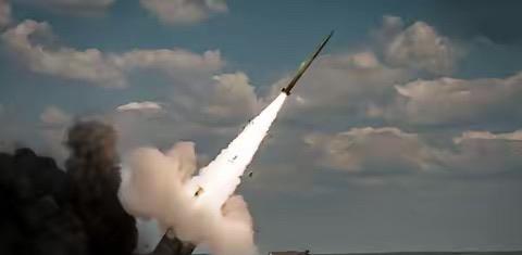 俄罗斯向战场投入俄版海马斯远程火箭炮俄罗斯把新款萨尔玛火箭炮送上战场，对外说