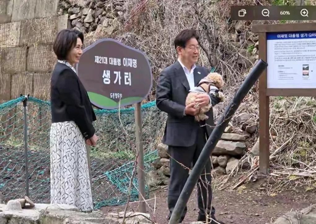 李在明两口子回乡祭祖啦。两口子主打一个亲民，轻车简从，低调出现在人群里。刚刚
