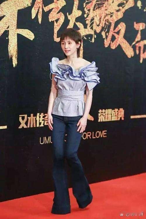 王子文这穿搭太会了！露肩设计+喇叭裤显高显瘦，小个子穿出大气场，实力服气～​
