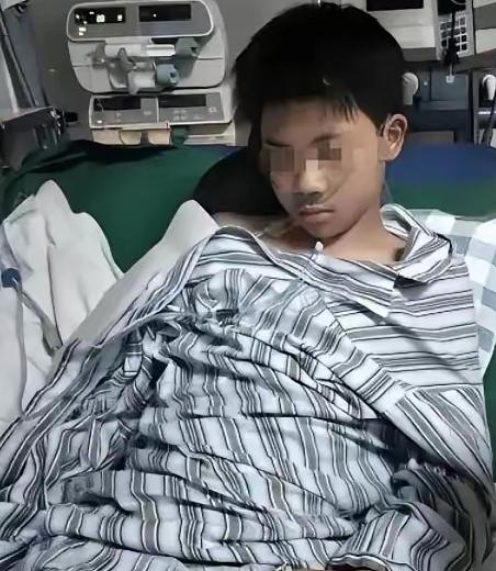 16岁男孩诊断重度抑郁，花光35万积蓄治疗无效，父亲一脚踹去：“装模作样！”想不