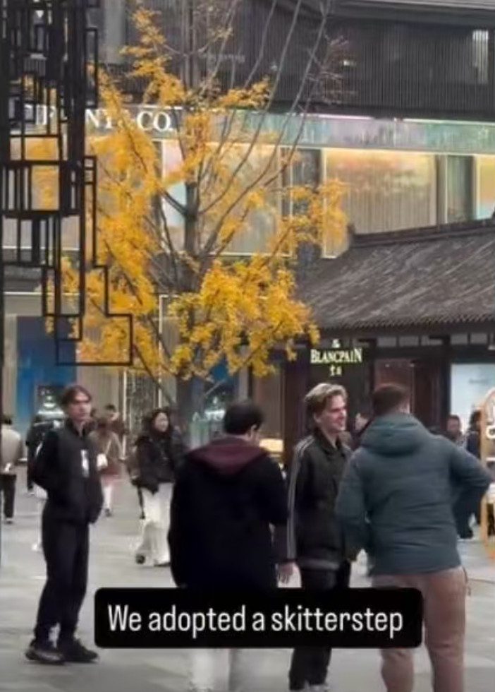 石头人全队去太古里逛街购物偶遇了Skiter，Skiter在自己的Instagr