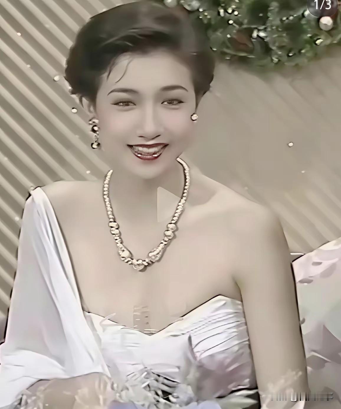 风华绝代吴绮莉，一场错付的缘分，留下半生遗憾。年轻时的吴绮莉，容貌明艳精致，眉眼