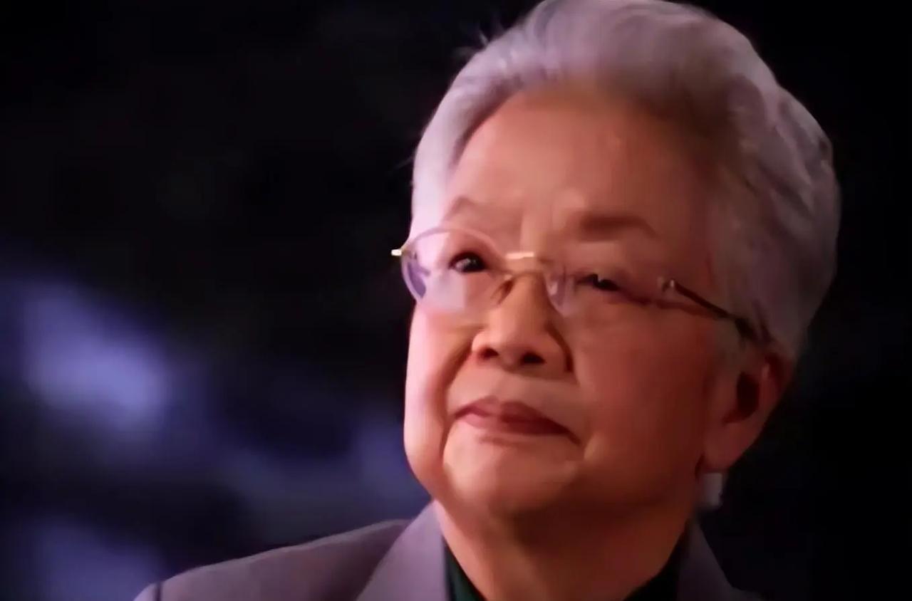 毛主席晚年，有一位护士长在他身边陪伴了21年，两个人相处的非常融洽，可以说不是父