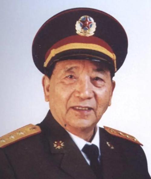 1956年，秦基伟副司令员在调研部队时，因为晚上睡不着，就在院里溜达，就在这时，