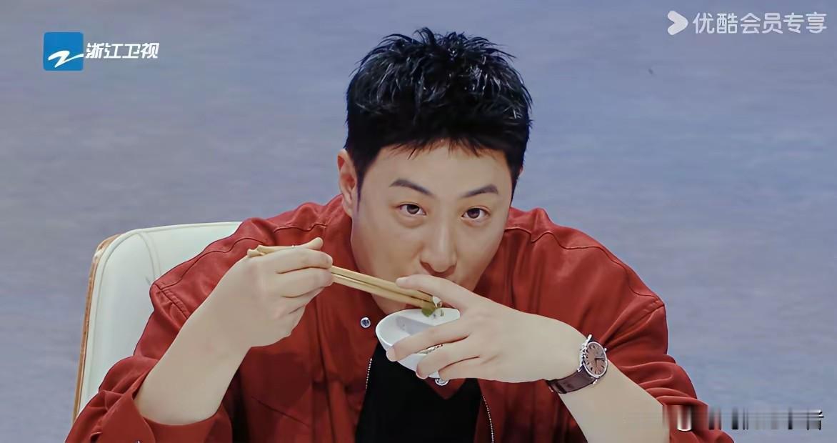 潘玮柏要不要这么喜欢吃，如今活的最通透的艺人也就是潘玮柏，这综艺节目片约不断，还