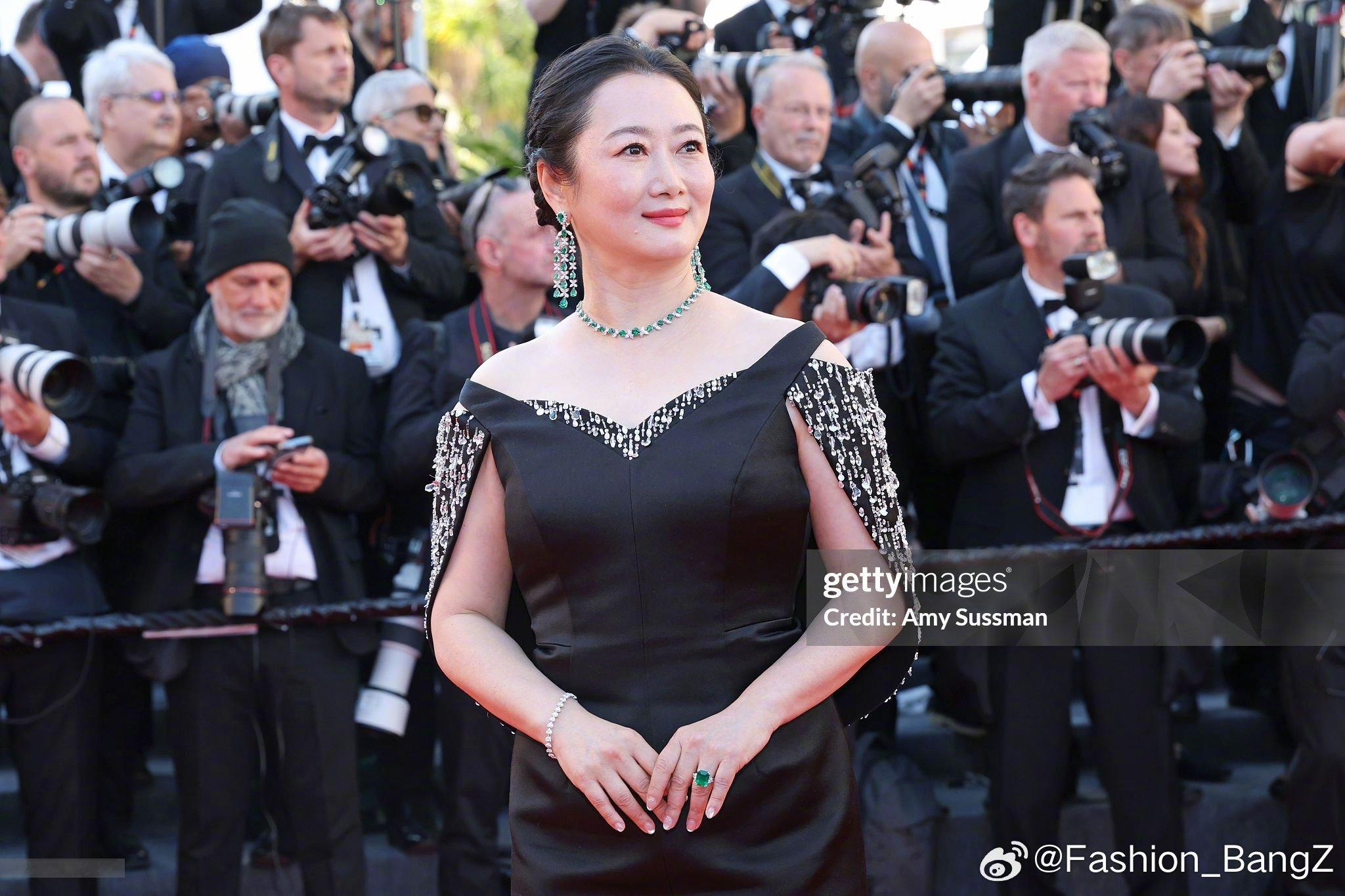 赵涛身着PRADA特别定制礼服，亮相戛纳电影节开幕红毯。珠宝华丽非常，和领