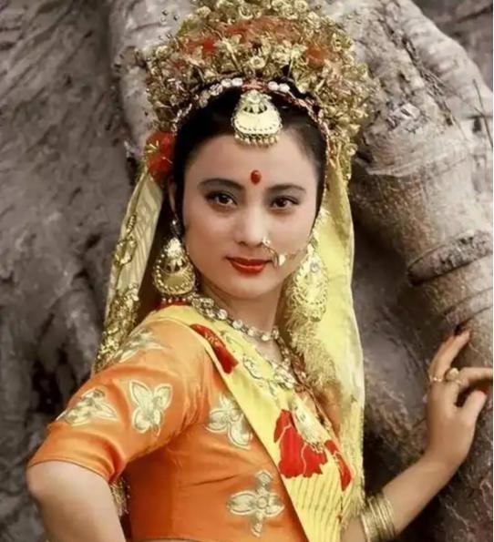 1997年，李玲玉嫁给犹太富豪杰瑞，新婚夜，李玲玉开玩笑地说：“你就不怕我嫁