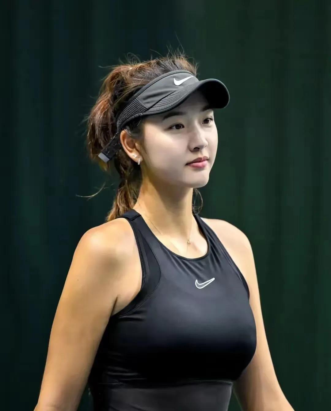 网球新晋女神曹雅婧什么样的穿搭可以成为气质女神?