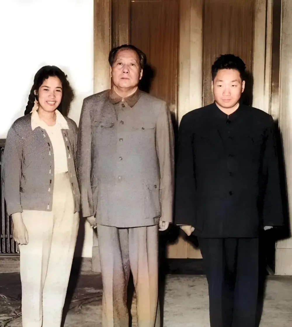 毛主席与儿子儿媳一张珍贵合影，1969年32岁的邵华怀孕了，得知喜讯后的毛主席非