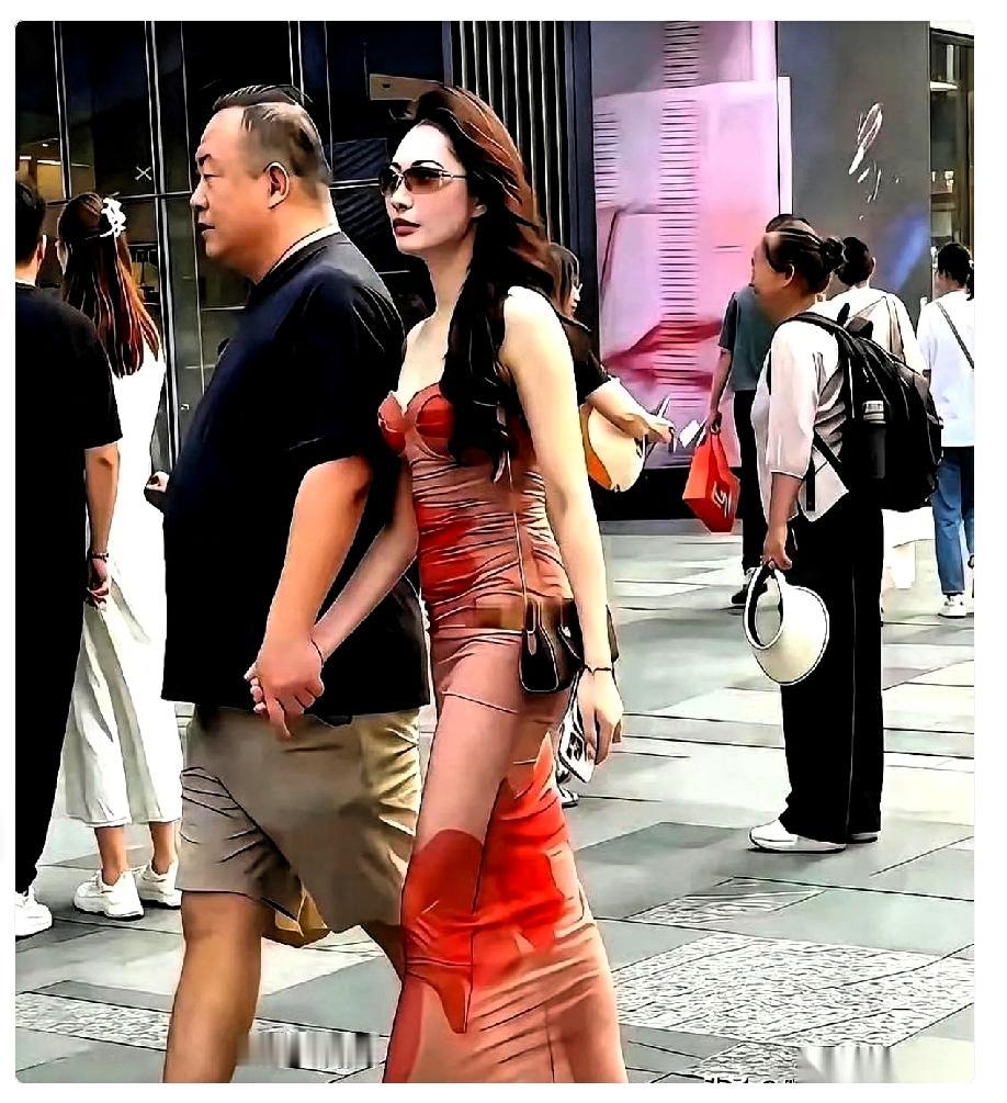 这两天，一张成都春熙路的素人街拍图，一下子吸引了全网目光。照片里只有两个人，