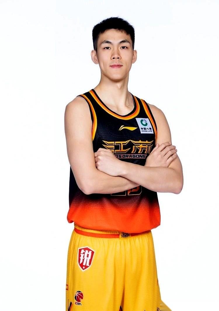 刚刷到男篮这份落选名单，心里真不是滋味。这哪是淘汰名单啊，这简直就是一份伤病报