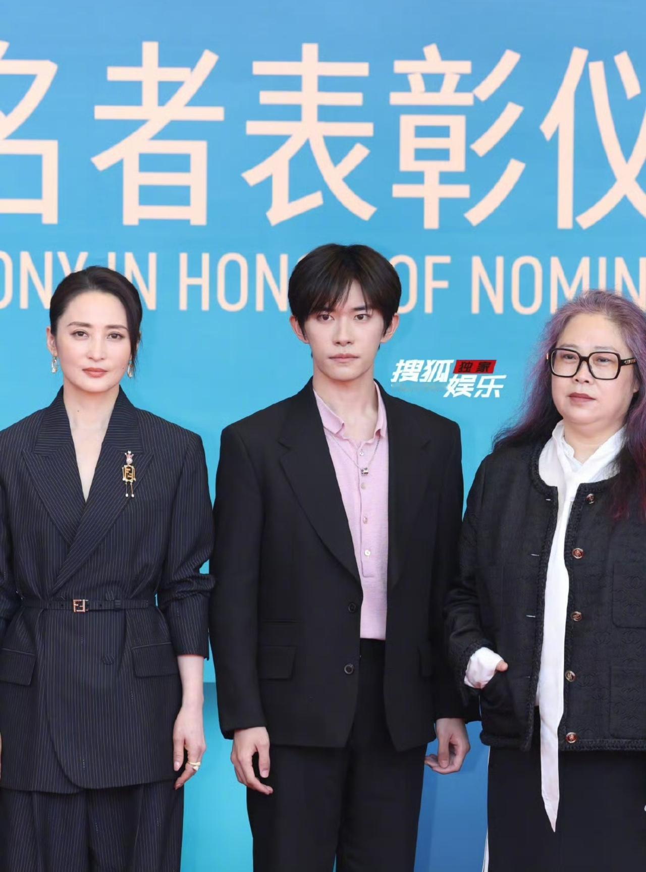 易烊千玺跟着小小的我剧组出出席电影金鸡奖提名者表彰大会，按照小道消息的说法，这次