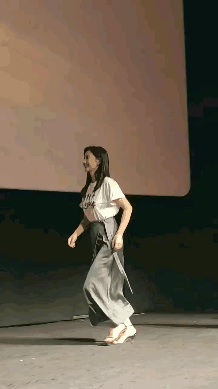 女神就是女神，快五十了，还这么美