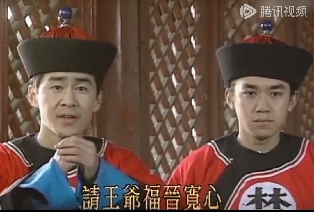 陈建斌年轻时演过官兵，后来演皇帝了，代入电视剧里这也算顶级晋级了～