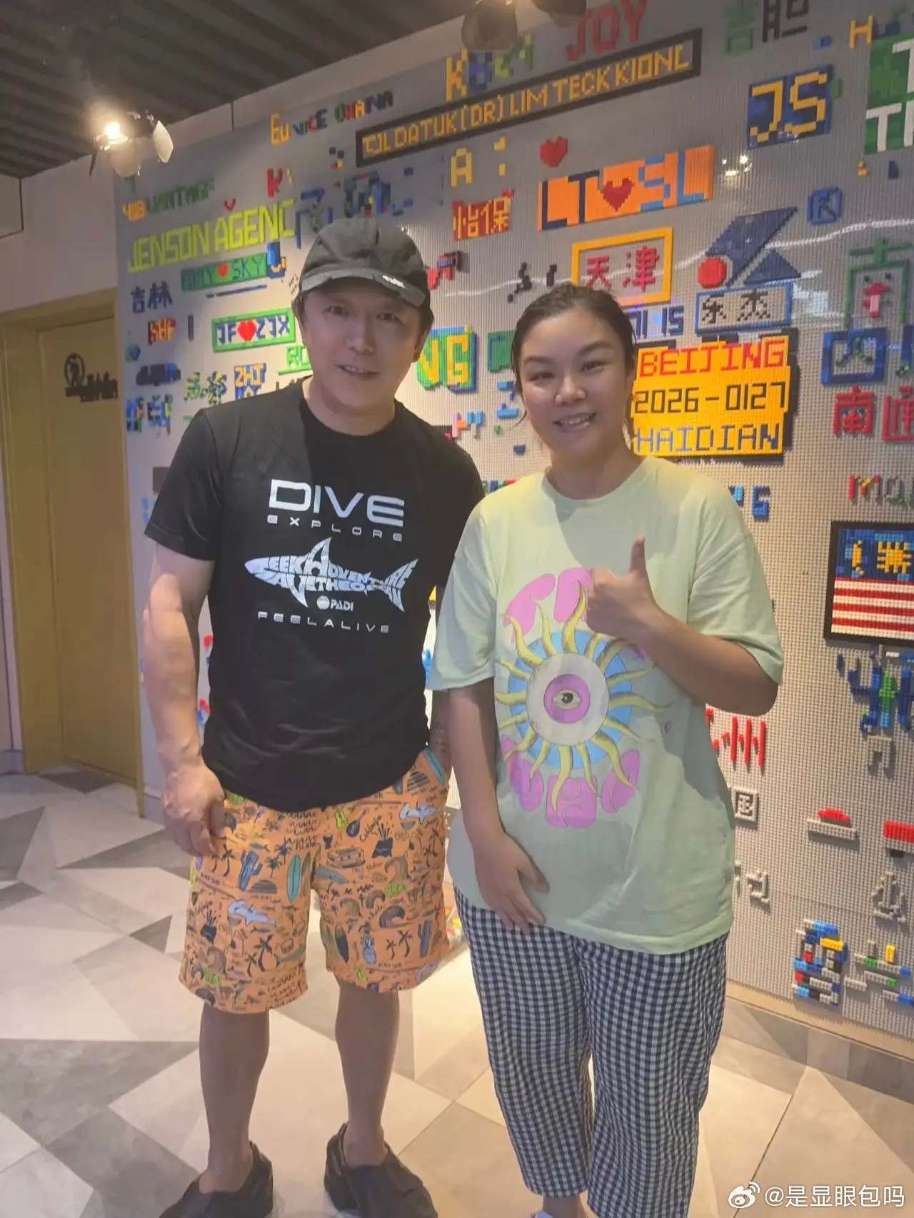 52岁黄渤在马来西亚一间餐厅被偶遇，他穿着花裤衩，打扮土味十足，身材又矮又胖，现
