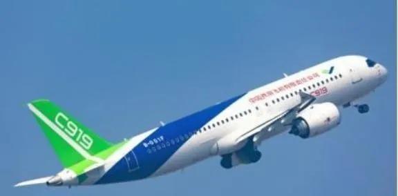 美国这一刀捅的可真够狠！一刀直插C919命脉，中国引以为傲的商飞C919客机，交