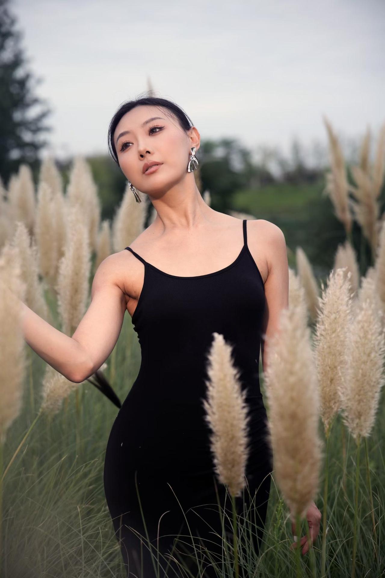 风儿吹动你的发梢，你美丽的微笑