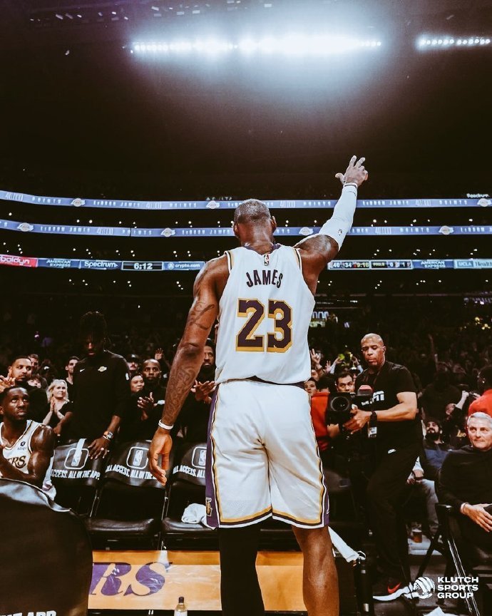 -詹姆斯21年以来，首次未能入选NBA最佳阵容。而杜兰特成为NBA历史...