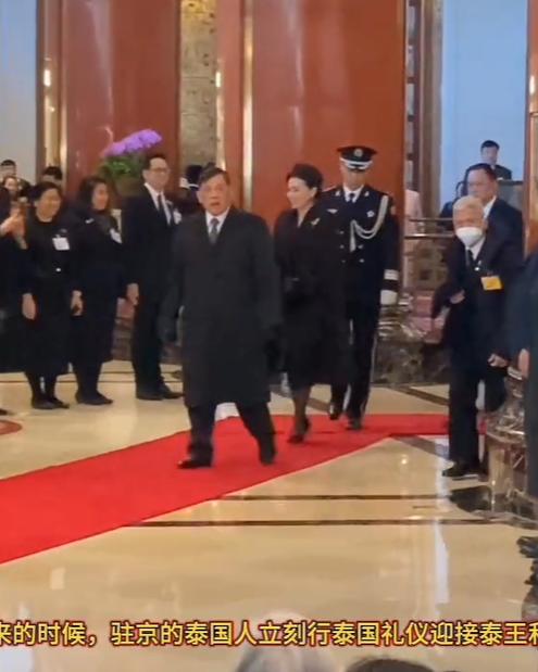 泰国国王与王后离开酒店前与驻华工作人员告别，还拍了大合影呢！11月17日泰王结束