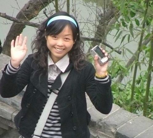 2008年地震，四川一21岁女老师被埋进废墟，身体断成三截，腹部被钢筋击穿，救援