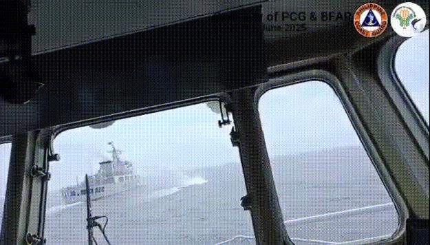 突发！黄岩岛发生激烈对峙！中方海警水炮击中菲船雷达，菲船紧急掉头大叫：太危险了！