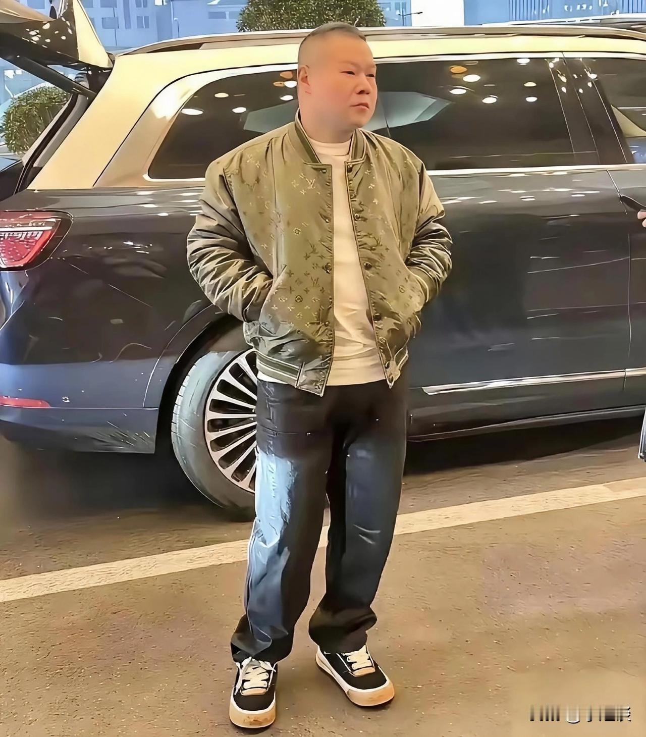 岳云鹏现在估计气的头痛，他本以为自己穿着三万多一件的LV夹克，脚踩八千多一双