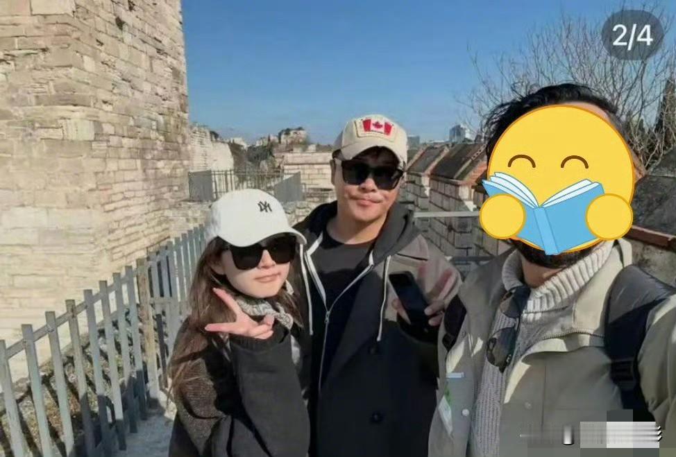 陈思诚带着女友阮巨在土耳其出游被路人偶遇，二人同框休闲随性，恋爱状态安稳。阮巨属