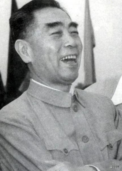 1959年，周总理去职工食堂，转了一圈后，只买了7分钱的饭菜以及2个凉窝头，然后